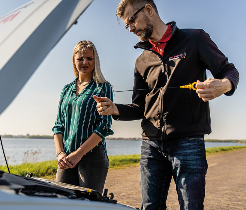 Persoonlijke aandacht vinden wij heel belangrijk bij jouw rijlessen voor rijbewijs B bij Van Buuren Opleidingen. Je krijgt een vaste instructeur en wordt thuis opgehaald.