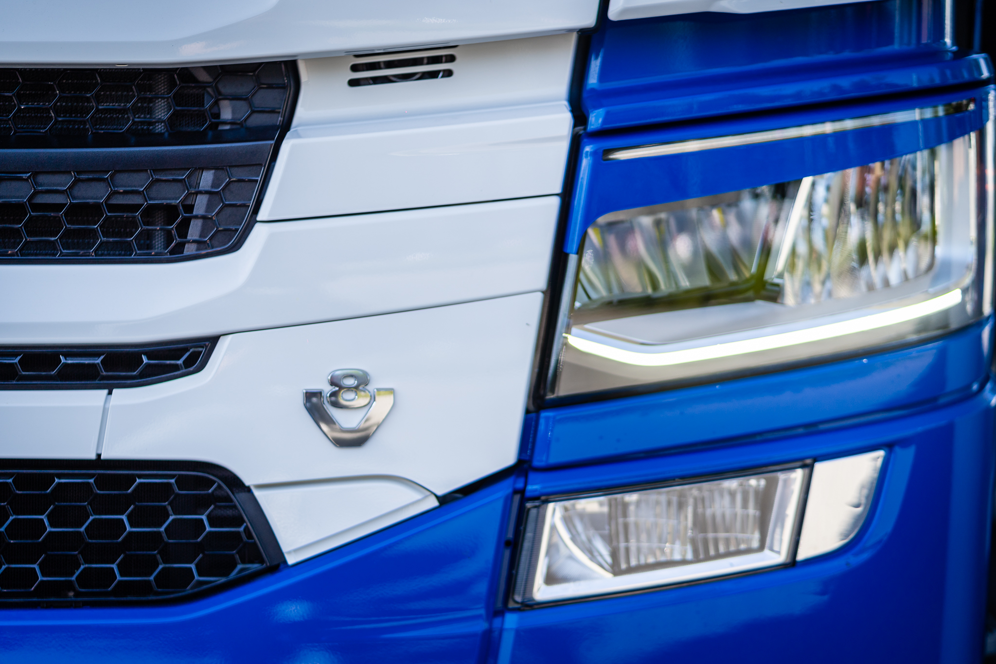 Volg je lessen voor het CE rijbewijs bij Van Buuren Opleidingen. We hebben de keuze uit bakwagen met wipkar of trekker oplegger. We rijden met Scania en DAF