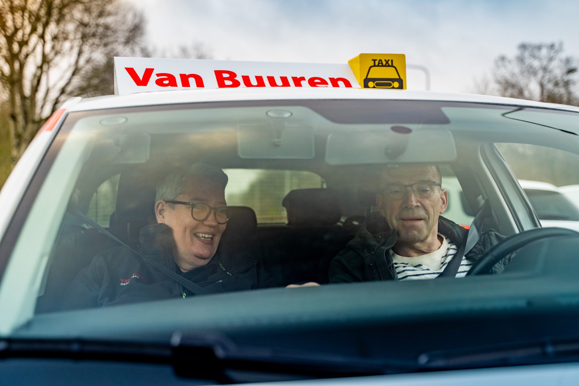 Volg je lessen voor de Taxipas bij Van Buuren Opleidingen. Zowel de opleiding voor Taxipas beperkt als de Taxipas volledig kun je bij Van Buuren Opleidingen volgen.