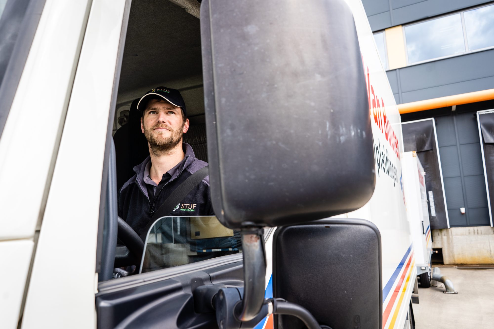 Volg nu je lessen voor het C1E rijbewijs bij Van Buuren Opleidingen en rij vol zelfvertrouwen met een aanhanger achter je camper, ambulance, etc.
