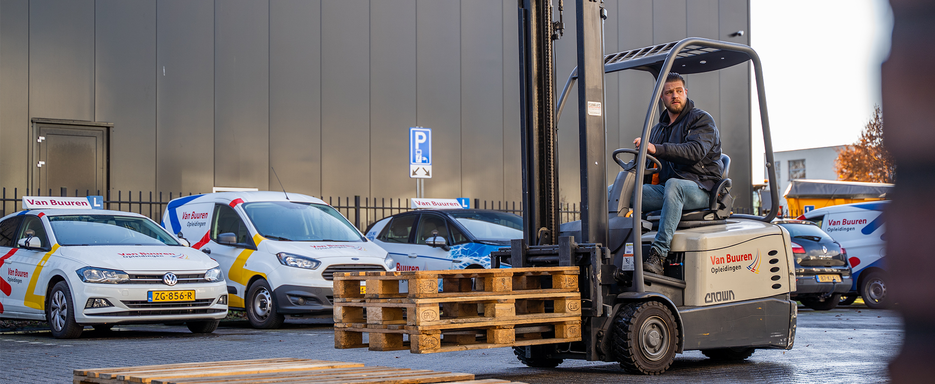 Heftruck met code 95 met e-learning. De perfecte combinatie van thuis leren en op locatie bij Van Buuren Opleidingen.