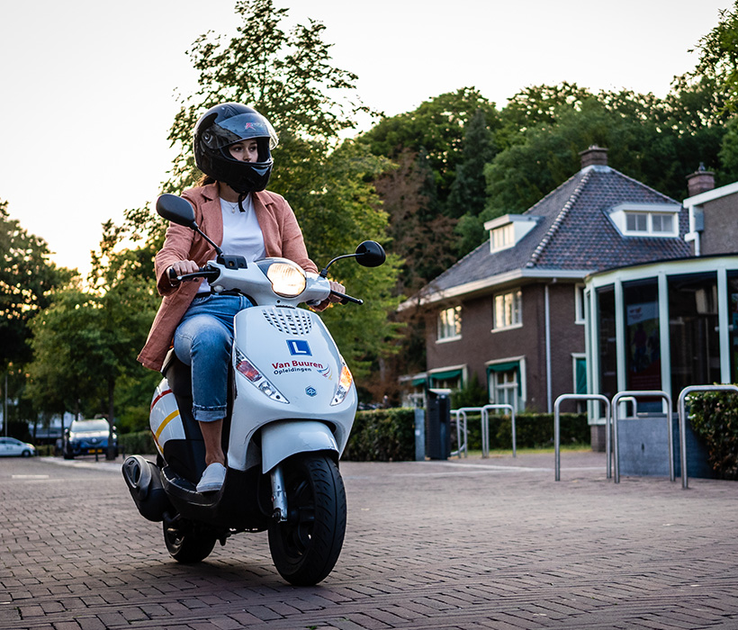Haal eerst je AM theorie voor je bromfietsrijbewijs, voor je de praktijk doet. Dit kan al vanaf 15,5 jaar. Volg de cursus bij Van Buuren Opleidingen.