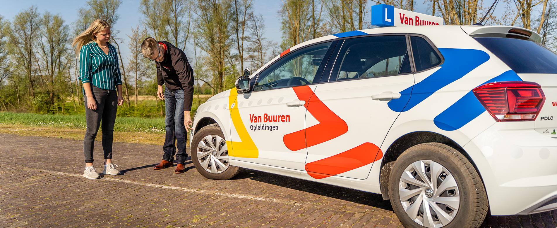 Theorie B rijbewijs Van Buuren Opleidingen. Een korte theorie opleiding waar je de complete B theorie uitgelegd krijgt.