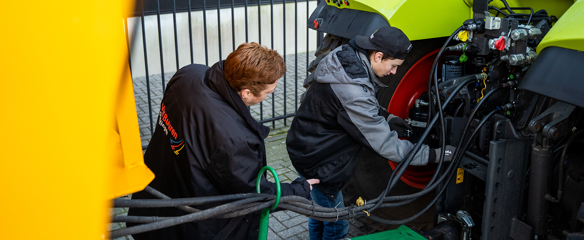 Haal je trekkertheorie voor je T rijbewijs bij Van Buuren Opleidingen en heb snel je Trekkerrijbewijs op zak!
