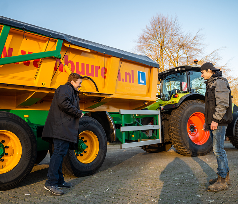 Haal je trekkertheorie voor je T rijbewijs bij Van Buuren Opleidingen en heb snel je Trekkerrijbewijs op zak!