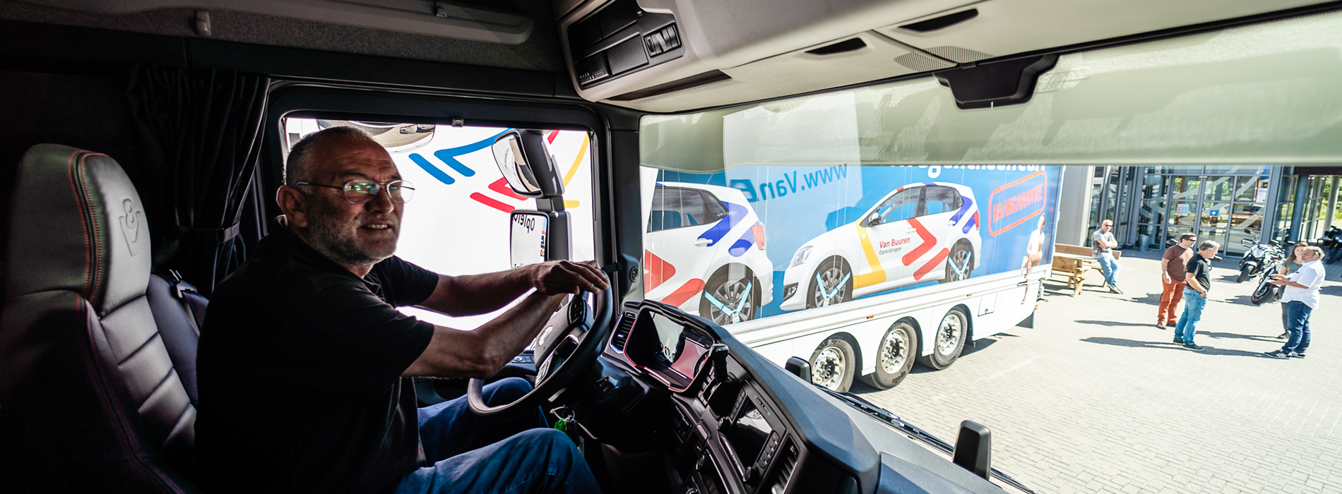 Verkeerseducatie met code 95 met e-learning. De perfecte combinatie van thuis leren en op locatie bij Van Buuren Opleidingen