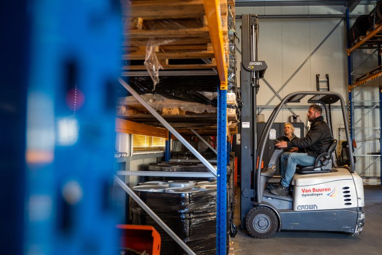 Magazijnmedewerker; leer rijden op de heftruck, reachtruck en EPT, bij Van Buuren Opleidingen