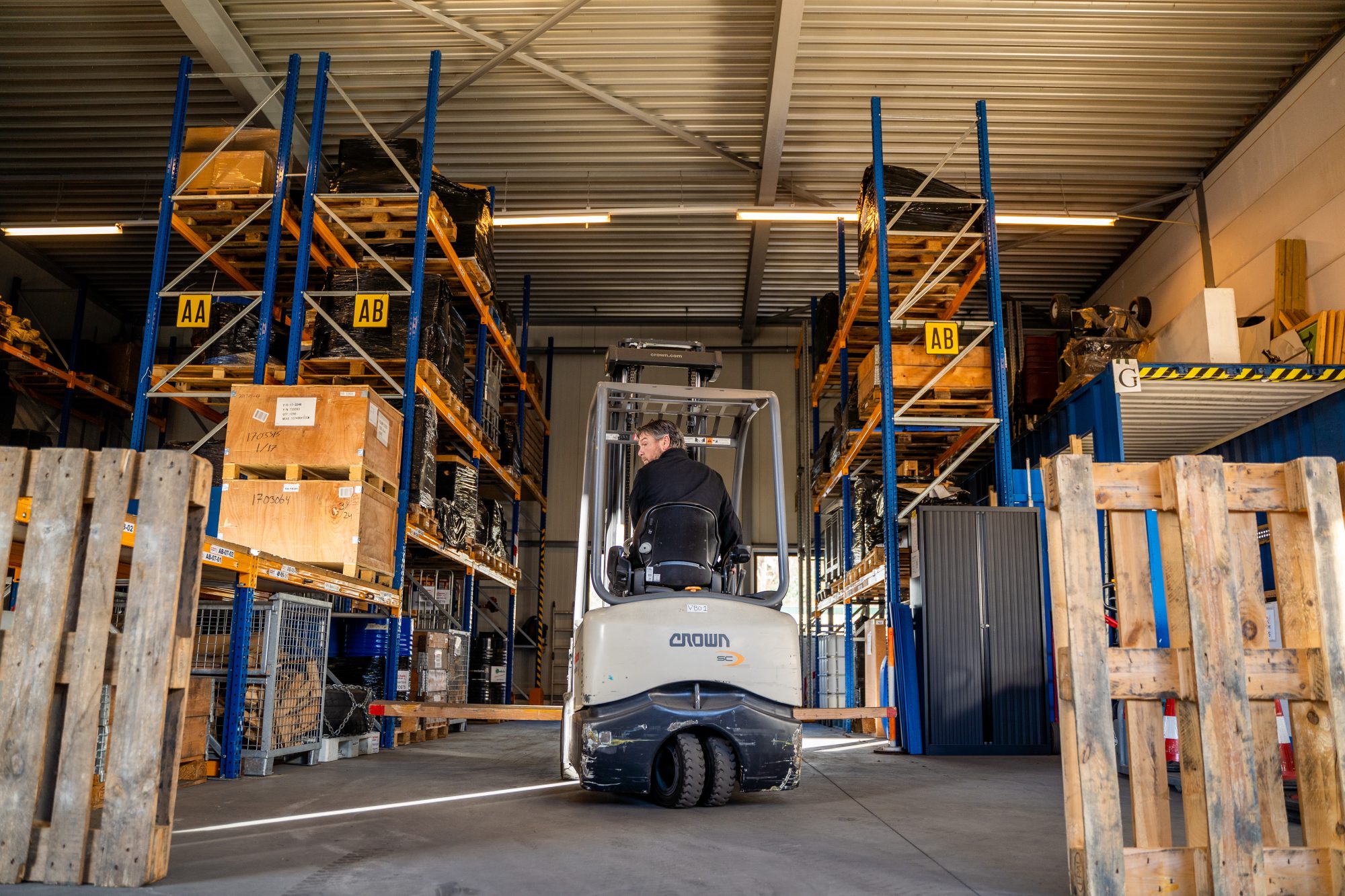 Magazijnmedewerker; leer rijden op de heftruck, reachtruck en EPT, bij Van Buuren Opleidingen